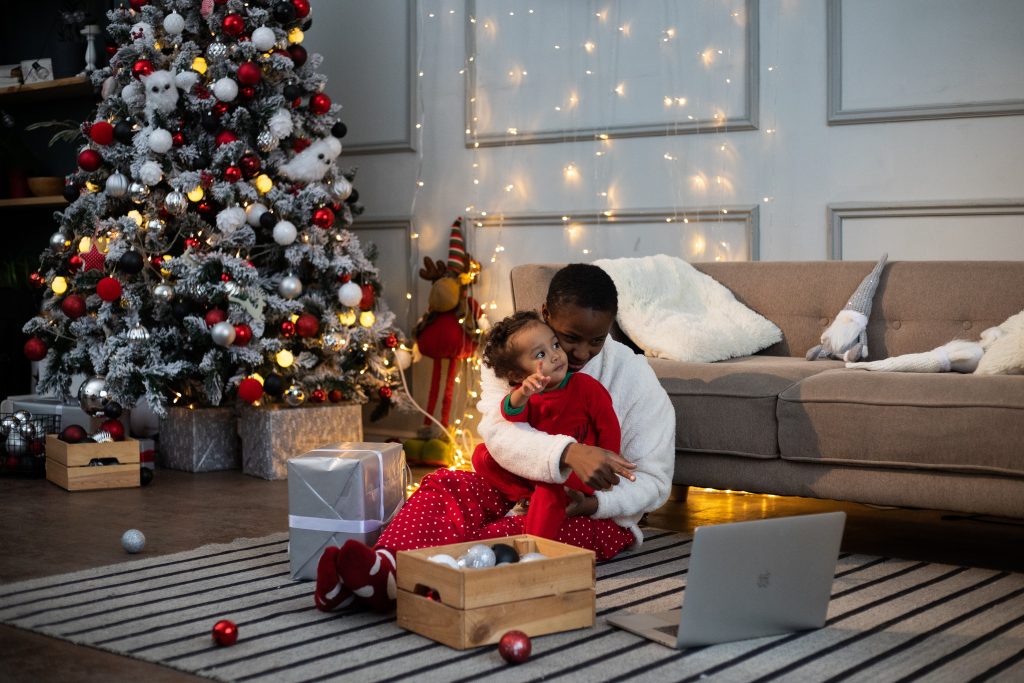 Family  albums  bring  the  Christmas festive  season  to  life-PEXELS